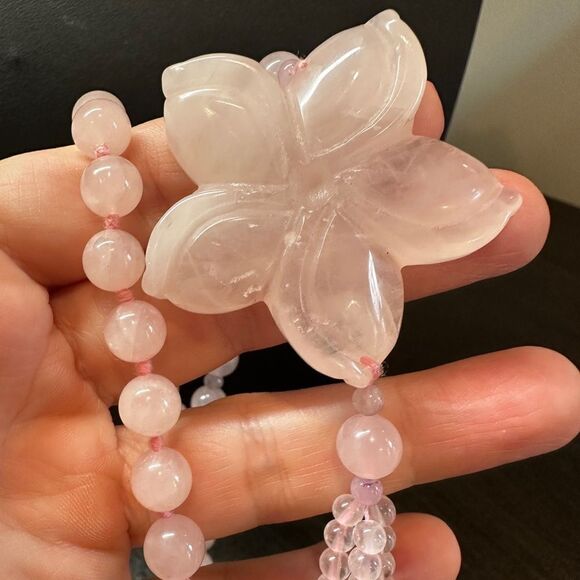 Solid rose quartz beaded and carved flower pendant necklace! - Picture 5 of 11